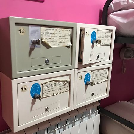 Hostel Rc Miguel Angel Madryt Zewnętrze zdjęcie Mailboxes on board a train