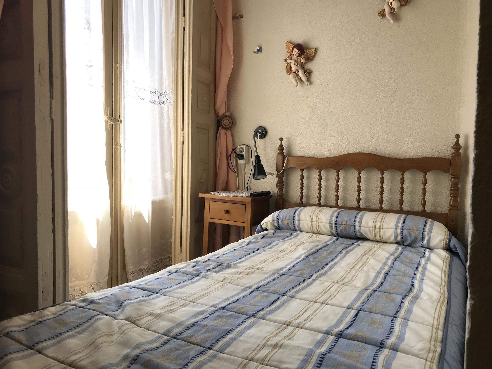 Hostel Rc Miguel Angel Madryt Zewnętrze zdjęcie A bedroom in a Spanish hotel