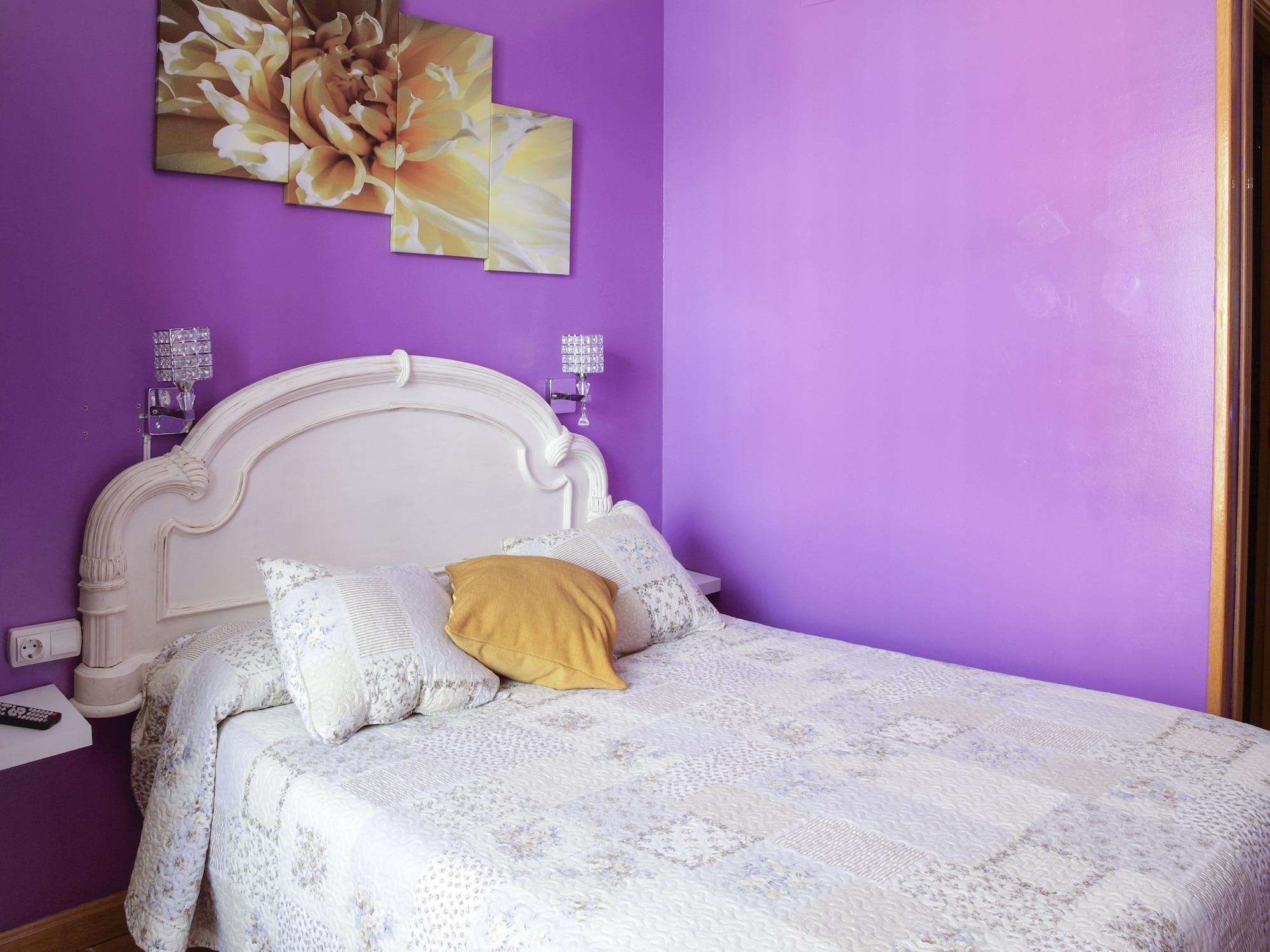Hostel Rc Miguel Angel Madryt Zewnętrze zdjęcie A bedroom with purple walls