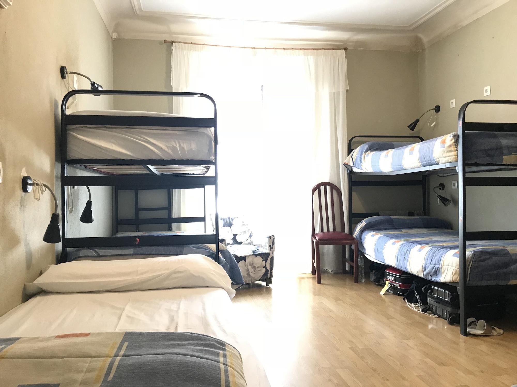Hostel Rc Miguel Angel Madryt Zewnętrze zdjęcie Hostel room in Madrid, Spain