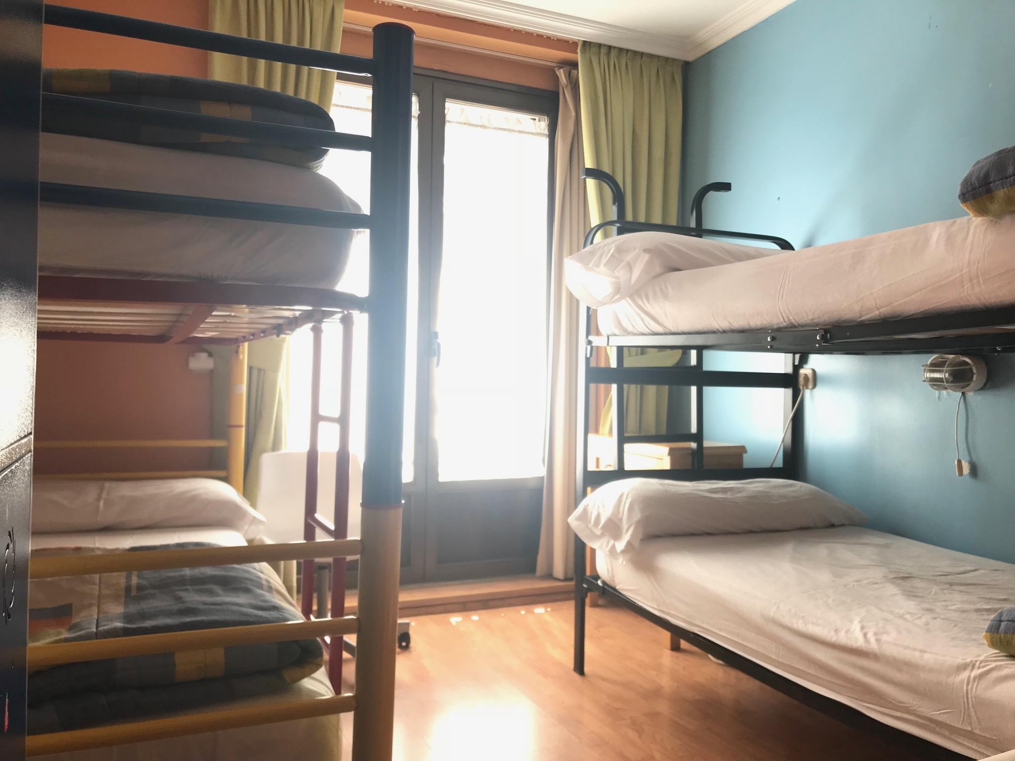 Hostel Rc Miguel Angel Madryt Zewnętrze zdjęcie A typical hostel room