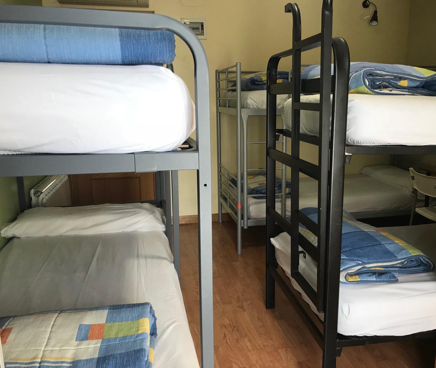 Hostel Rc Miguel Angel Madryt Zewnętrze zdjęcie Hostel beds