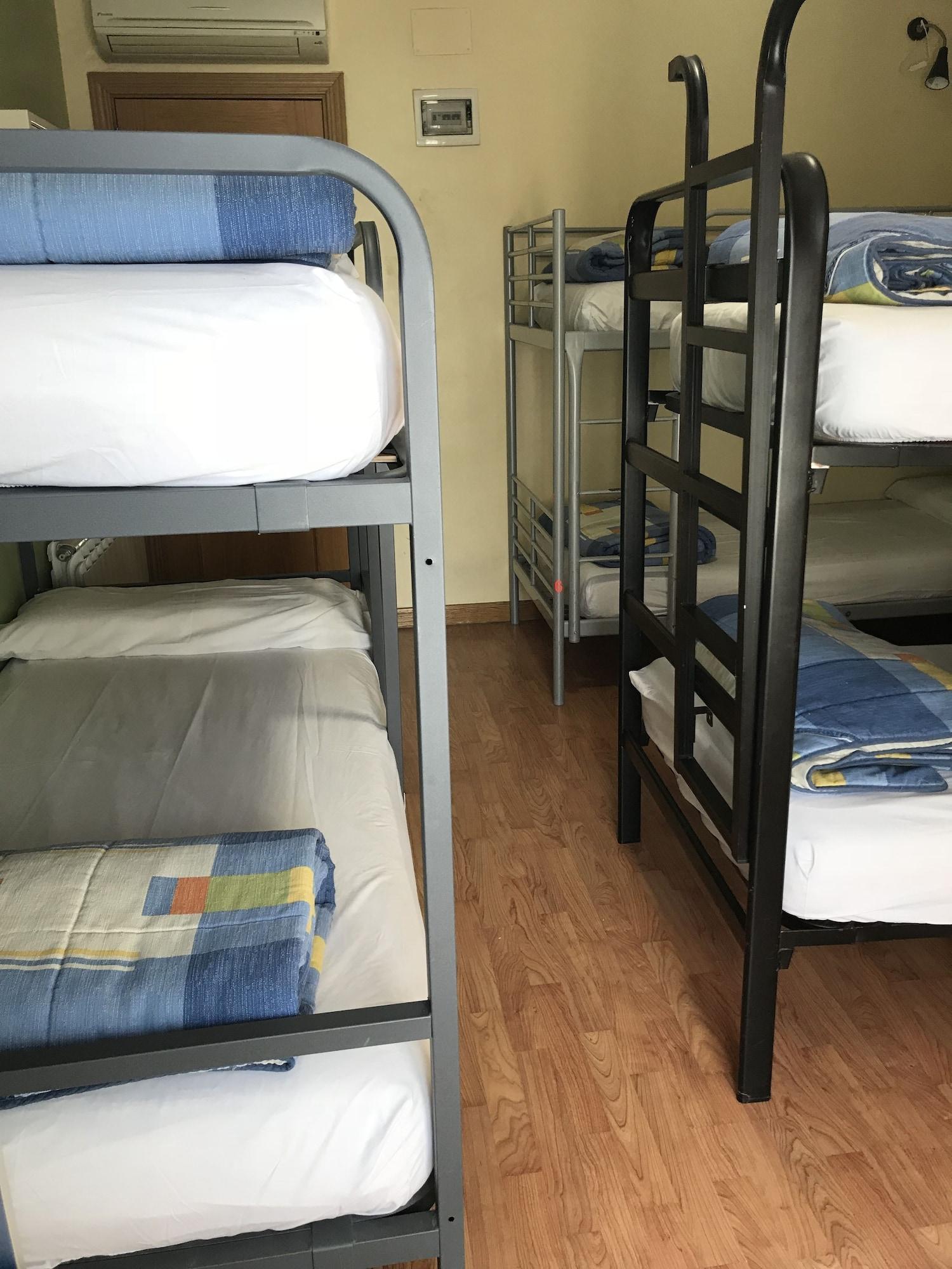Hostel Rc Miguel Angel Madryt Zewnętrze zdjęcie A typical hostel room