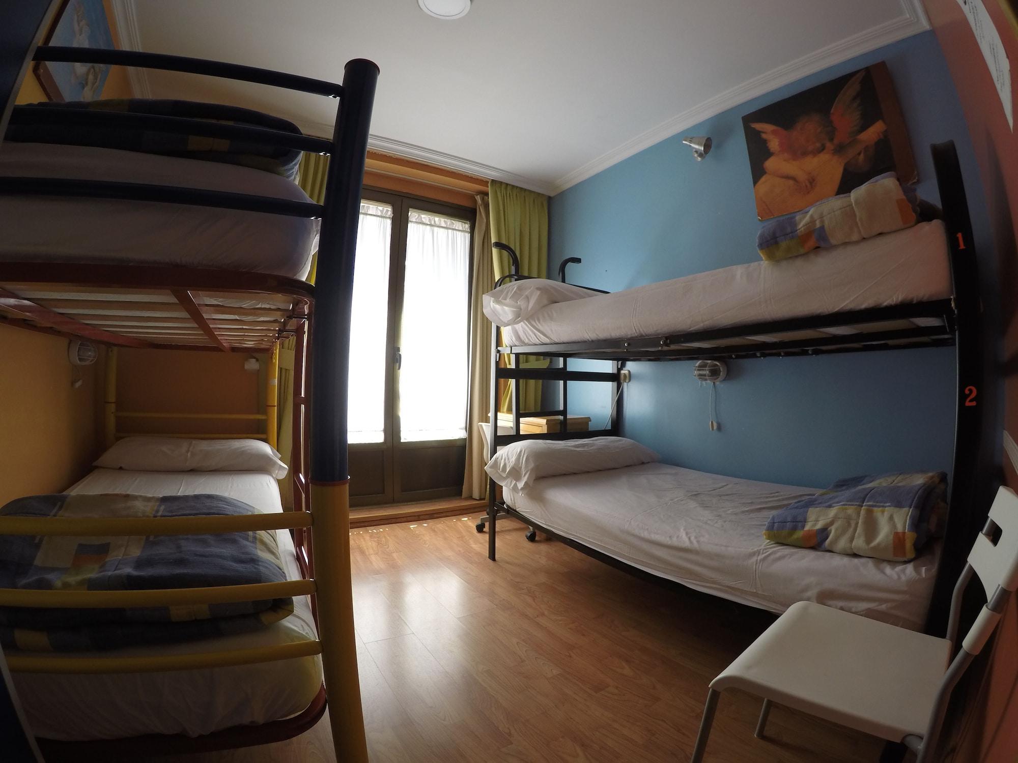 Hostel Rc Miguel Angel Madryt Zewnętrze zdjęcie Hostel room in Madrid, Spain