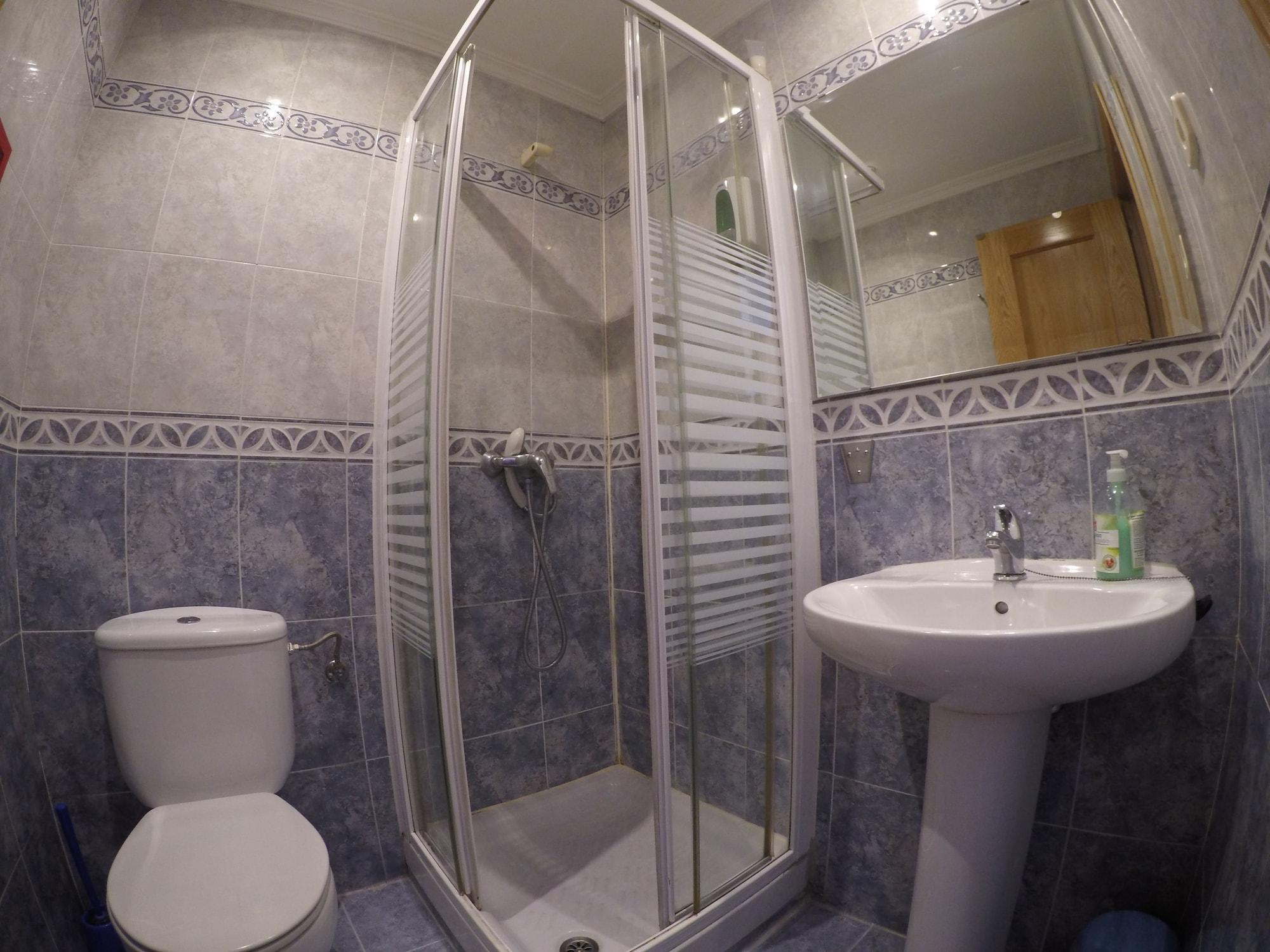 Hostel Rc Miguel Angel Madryt Zewnętrze zdjęcie A shower cubicle