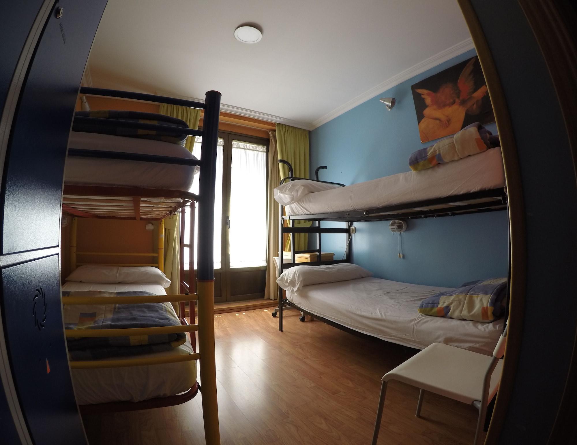 Hostel Rc Miguel Angel Madryt Zewnętrze zdjęcie Hostel room in Madrid, Spain