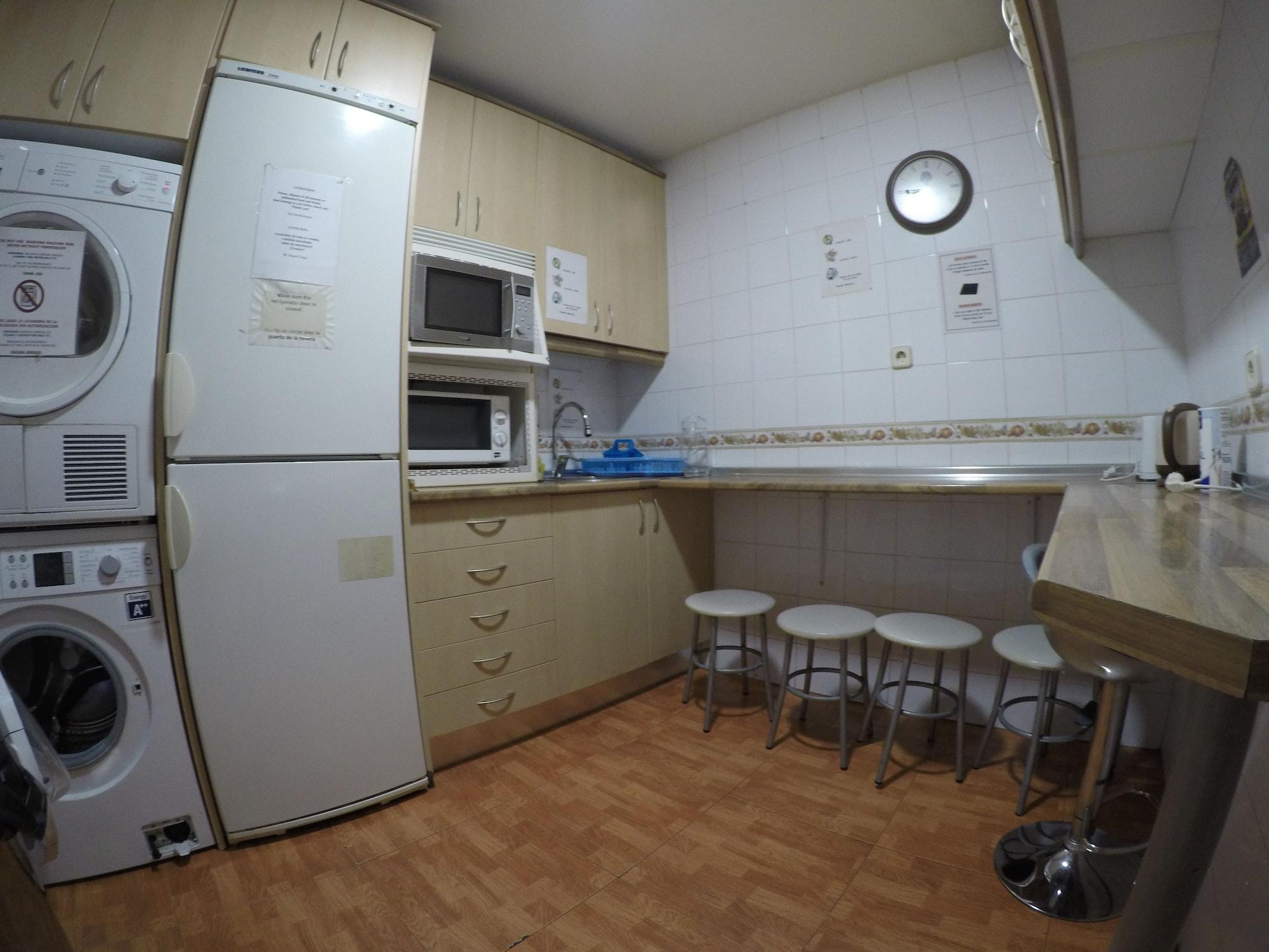 Hostel Rc Miguel Angel Madryt Zewnętrze zdjęcie A typical kitchen in a hostel