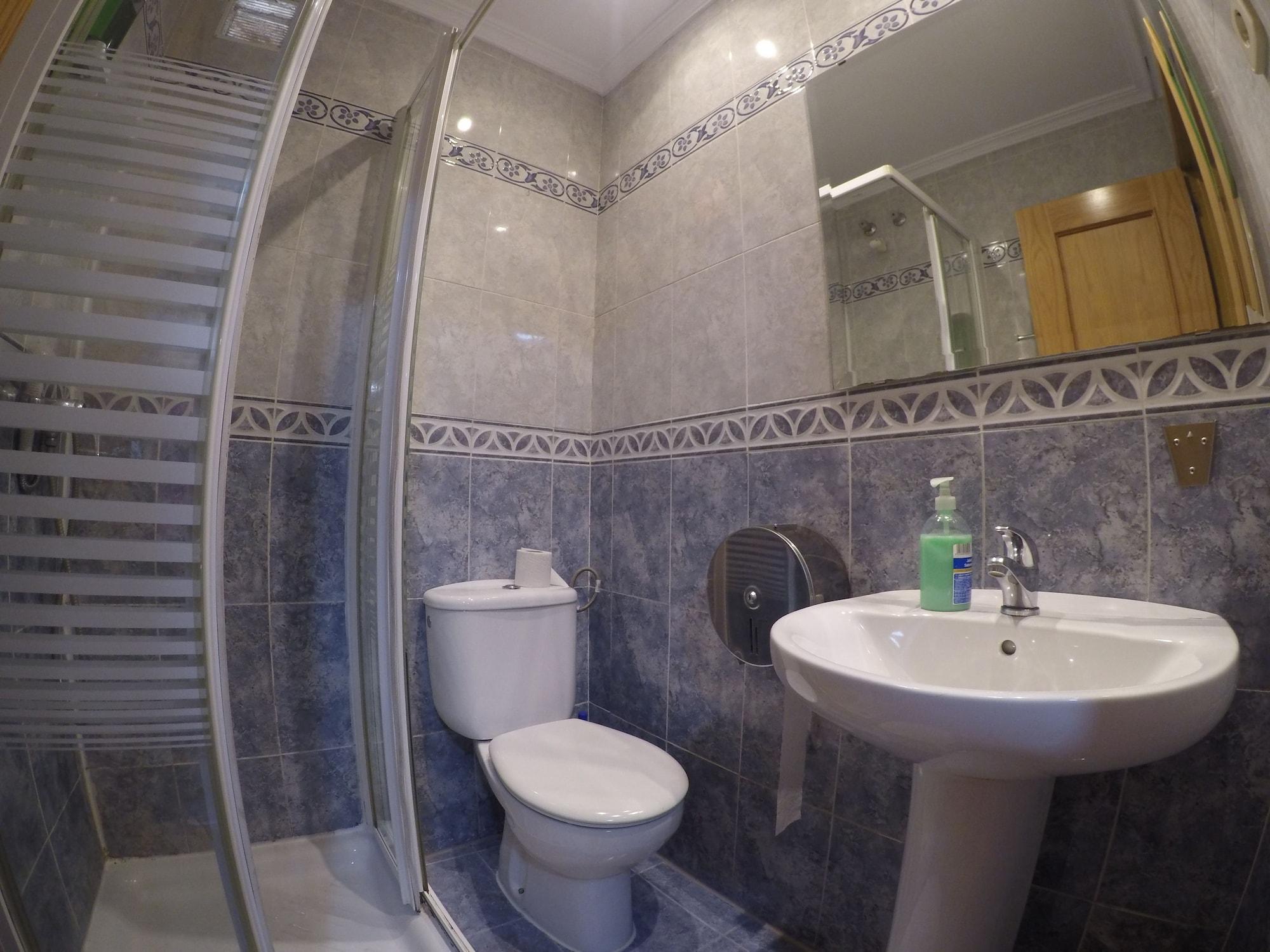 Hostel Rc Miguel Angel Madryt Zewnętrze zdjęcie Bathroom with shower cubicle