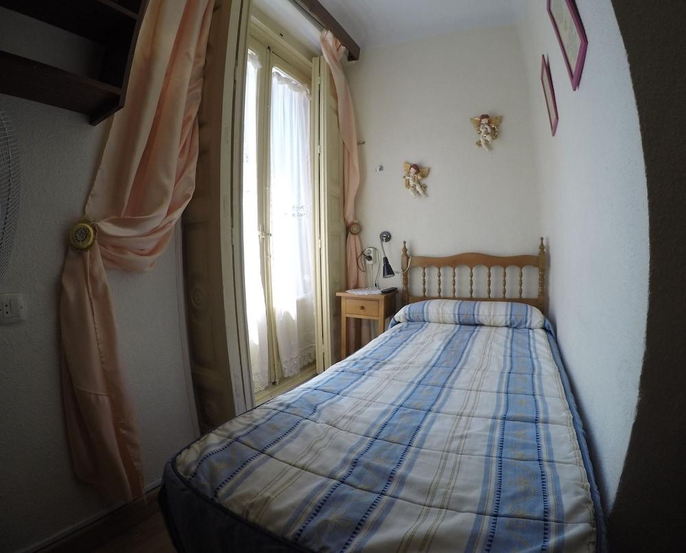 Hostel Rc Miguel Angel Madryt Zewnętrze zdjęcie A single room in a Spanish hostel