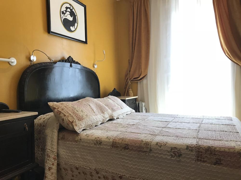 Hostel Rc Miguel Angel Madryt Zewnętrze zdjęcie A bed