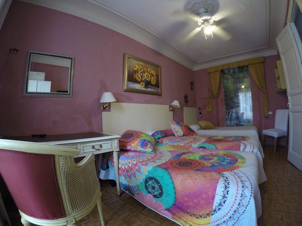 Hostel Rc Miguel Angel Madryt Zewnętrze zdjęcie A room at the hotel