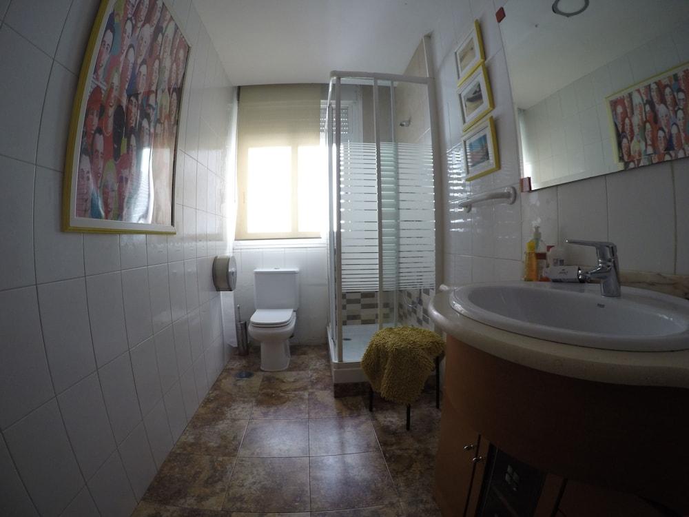 Hostel Rc Miguel Angel Madryt Zewnętrze zdjęcie Bathroom with shower enclosure