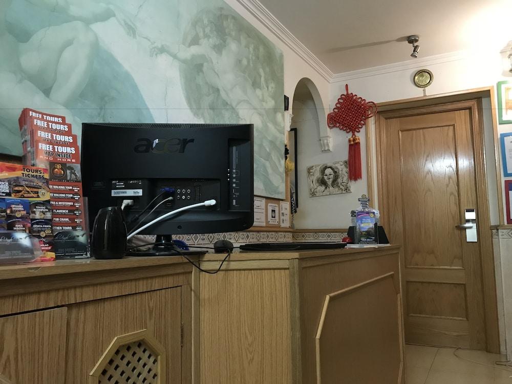 Hostel Rc Miguel Angel Madryt Zewnętrze zdjęcie Reception desk at the hotel