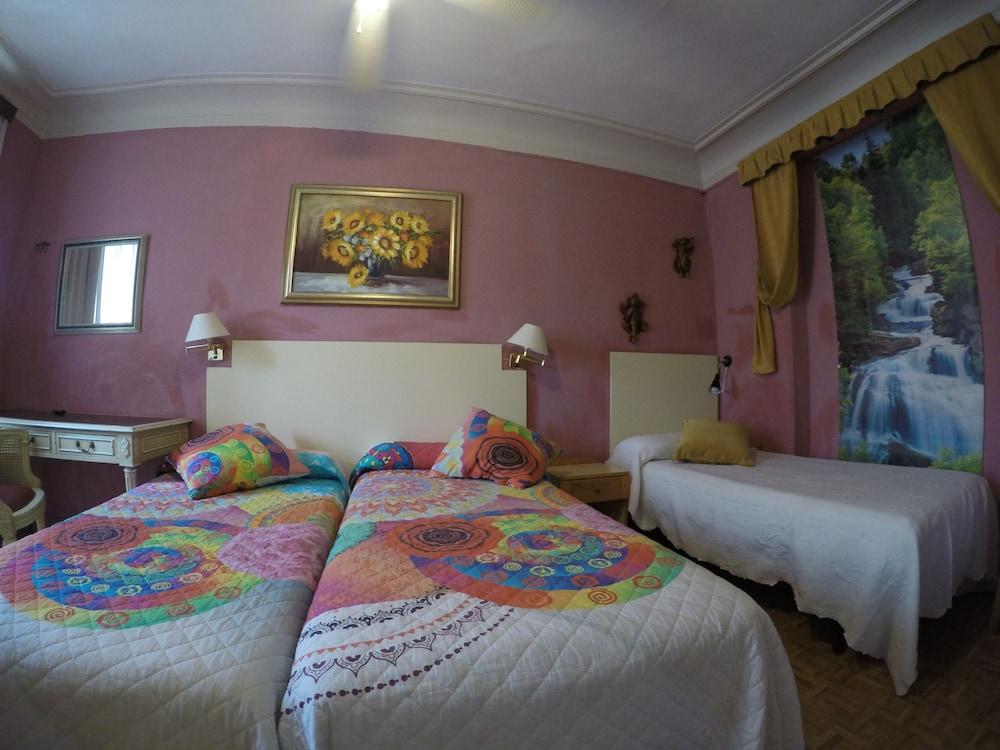 Hostel Rc Miguel Angel Madryt Zewnętrze zdjęcie A room at the hotel