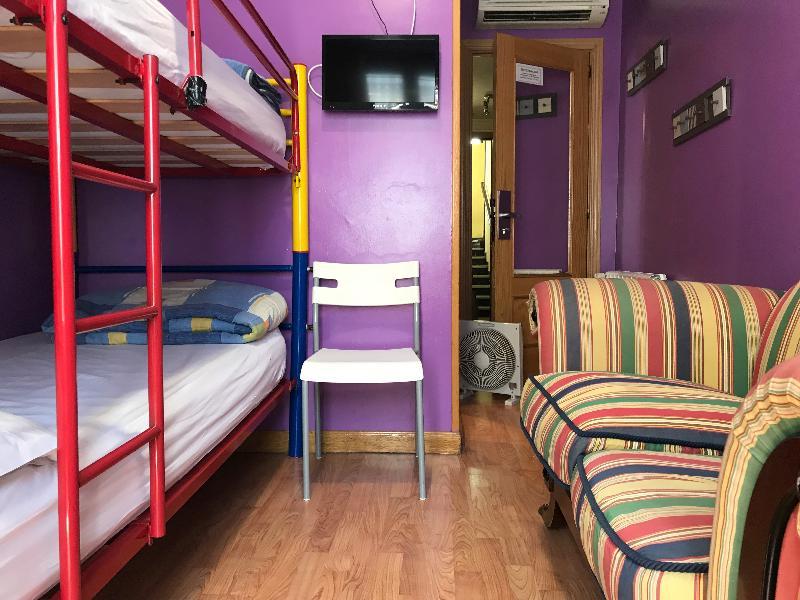 Hostel Rc Miguel Angel Madryt Zewnętrze zdjęcie Hostel room in Madrid, Spain