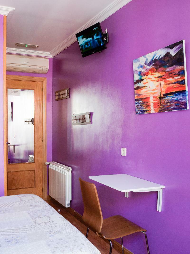 Hostel Rc Miguel Angel Madryt Zewnętrze zdjęcie A room with purple walls
