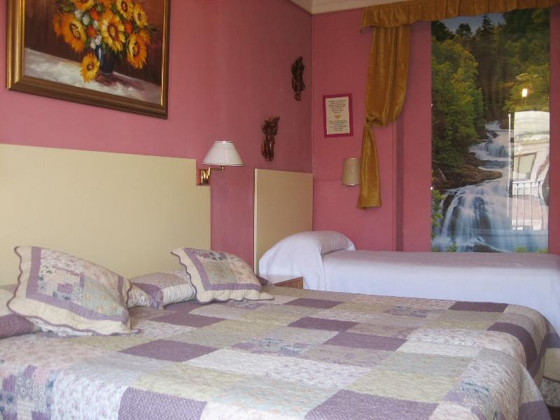 Hostel Rc Miguel Angel Madryt Zewnętrze zdjęcie A room at the hotel