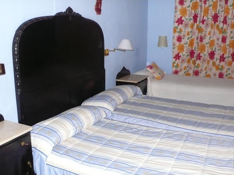 Hostel Rc Miguel Angel Madryt Zewnętrze zdjęcie A bed